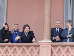 ¿Qué significa “six-seven”? El gesto que hizo Javier Milei desde el balcón de Casa Rosada