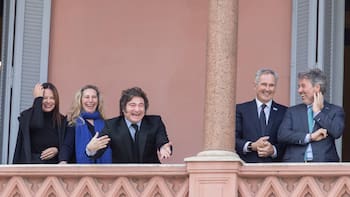 ¿Qué significa “six-seven”? El gesto que hizo Javier Milei desde el balcón de Casa Rosada