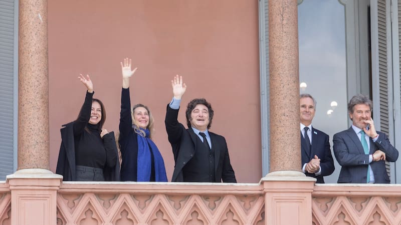 NOTICIAS ARGENTINAS BAIRES OCTUBRE 26: El presidente Javier Milei salió al balcon este lunes Junto a los ministros Sandra Pettovello (Capital Humano), Juan Bautista Mahiques (Justicia), Mario Lugones (Salud), Alejandra Monteoliva (Seguridad); el vocero presidencial, Adrián, la secretaria general de la Presidencia, Karina Milei Ravier; y el titular de la Cámara de Diputados, Martín Menem. FOTO NA: DANIEL VIDES