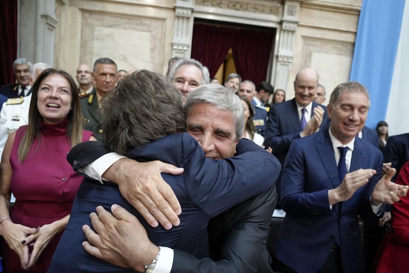 Javier Milei abraza a Luis Caputo en la apertura de sesiones ordinarias 2026
