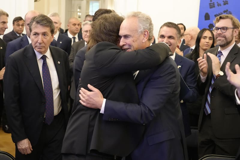 Javier Milei se saluda con Marcelo Mindlin, presidente de la Alianza para el Recuerdo del Holocausto