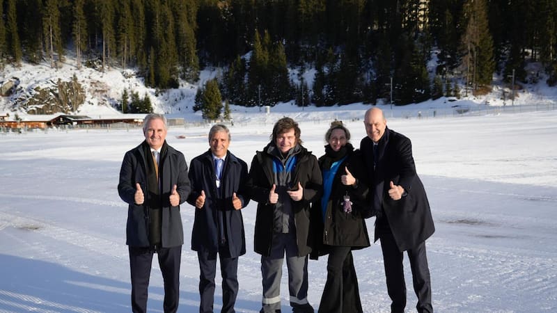 La foto final de Davos 2026 replicó la de la llegada, pero con los pulgares arriba como señal de balance oficial exitoso