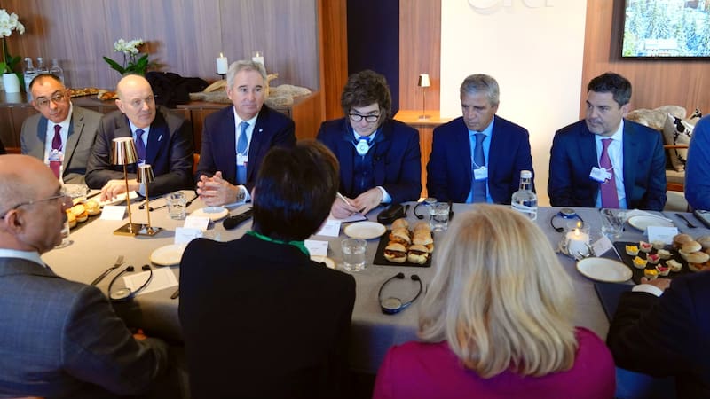 El presidente Javier Milei y la comitiva argentina en el Foro de Davos con empresarios