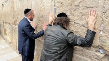 Milei llegó a Israel y rezó en el Muro de los Lamentos en el inicio de su gira oficial