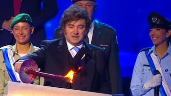 En un acto histórico, Milei encendió una de las 12 antorchas e interpretó “Libre” de Nino Bravo ante la atenta mirada de Netanyahu