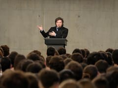 Milei cargó contra “los políticos” que solo piensan en ganar elecciones y trató a Cavallo de “impresentable”