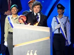 En un acto histórico, Milei encendió una de las 12 antorchas e interpretó “Libre” de Nino Bravo ante la atenta mirada de Netanyahu