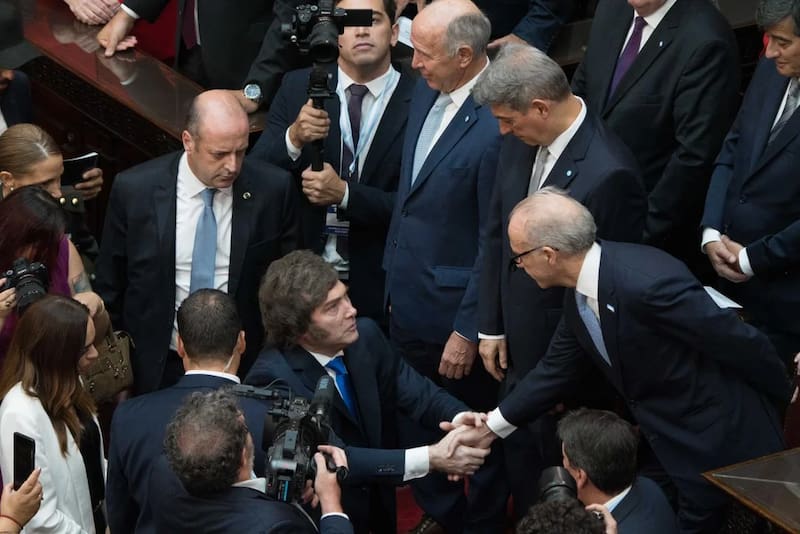 El presidente Milei saludando a los jueces de la Corte Suprema en la Asamblea Legislativa - Foto: Perfil