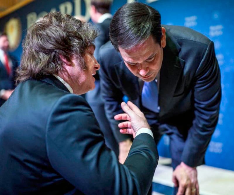 NOTICIAS ARGENTINAS BAIRES FEBRERO 19: El presidente argentino Javier Milei conversando con el secretario de Estado de Trump, Marco Rubio, durante la primera reunión de la flamante Junta de Paz. FOTO: (Presidencia)/NA.
