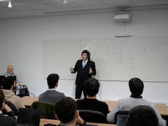 Entre la guerra libertaria y la defensa de Espert, Milei busca retomar la agenda y dio una clase en San Andrés