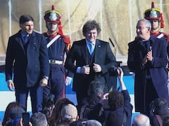 Javier Milei encabeza el acto por el Día de la Bandera: se muestra con Adorni y el gabinete en Rosario