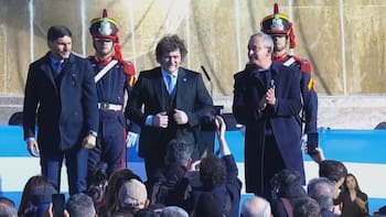 Javier Milei encabeza el acto por el Día de la Bandera: se muestra con Adorni y el gabinete en Rosario
