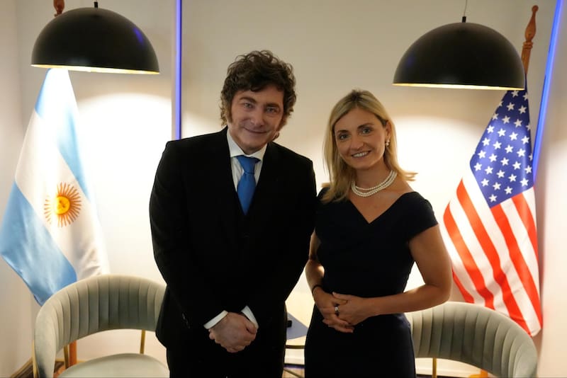 El presidente Javier Milei junto a Sarah Rogers, funcionaria de Donald Trump