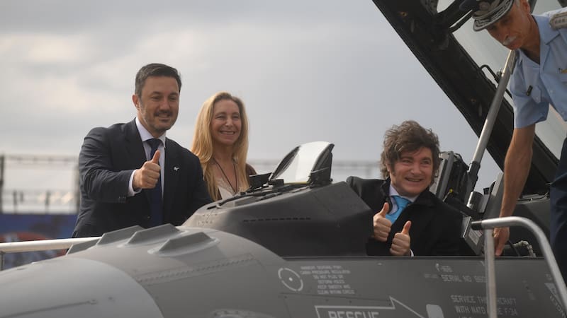 Javier Milei, Karina Milei y el exministro de Defensa Luis Petri, a bordo de un caza F-16 en la provincia de Córdoba.