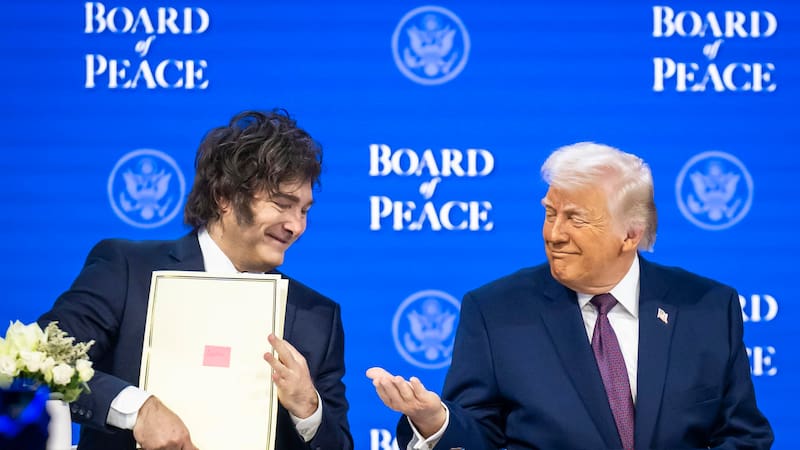 Milei y Trump en Davos - DAVOS (Switzerland), 22/01/2026.- President of Argentina Javier Milei (L) and US President Donald Trump (R) attend the signing of the 'Board of Peace' charter during the 56th annual meeting of the World Economic Forum (WEF), in Davos, Switzerland, 22 January 2026. The 2026 summit, running from 19 to 23 January and held under the theme 'A Spirit of Dialogue,' brings together global political leaders, corporate executives, and scientists to address international challenges. (Suiza) EFE/EPA/GIAN EHRENZELLER