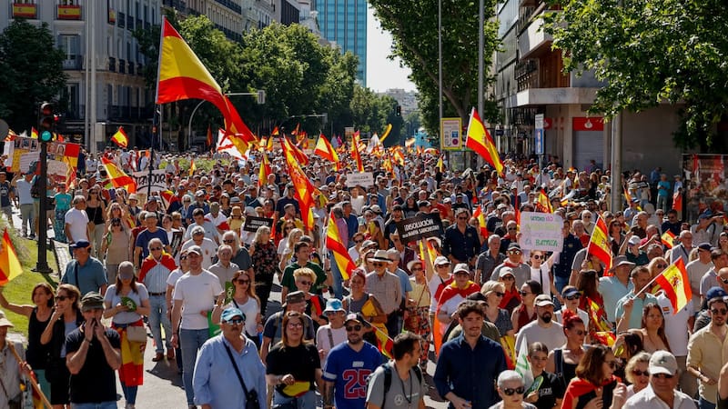 Miles de personas marcharon en Madrid para pedir la dimisión del presidente Pedro Sánchez