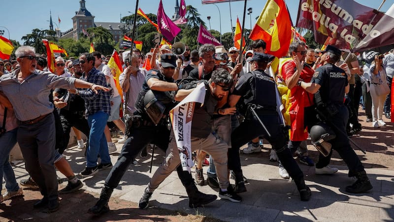 Miles de personas marcharon en Madrid para pedir la dimisión del presidente Pedro Sánchez