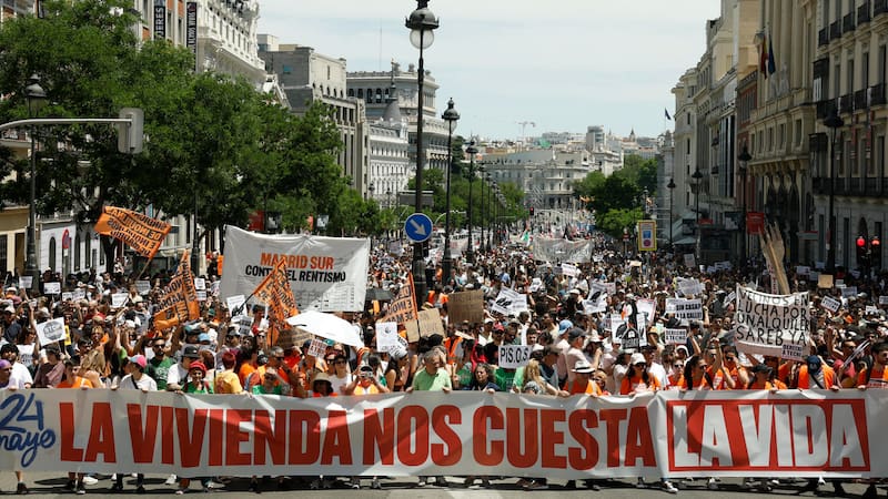 Miles de personas marcharon este domingo en Madrid para exigir viviendas dignas: convocaron una huelga general en España.