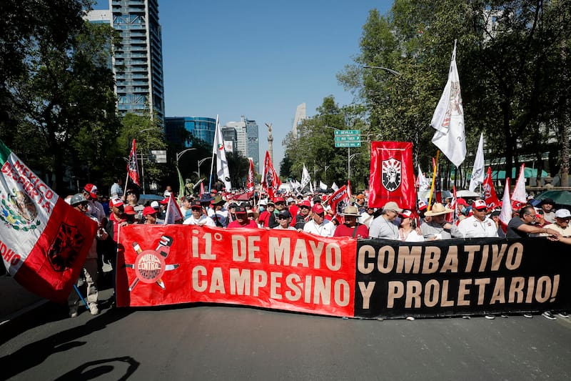 MEX1617. CIUDAD DE MÉXICO (MÉXICO), 01/05/2026.- Miles de maestros de la Coordinadora Nacional de Trabajadores de la Educación y otros sindicatos marchan por la principales avenidas este viernes en la Ciudad de México (México). Miles de trabajadores, en su mayoría maestros mexicanos, iniciaron las movilizaciones multitudinarias por la conmemoración del Día Internacional del Trabajo, para exigir un incremento salarial y la abolición de la ley del Instituto de Seguridad y Servicios Sociales de los Trabajadores del Estado (ISSSTE). EFE/Isaac Esquivel