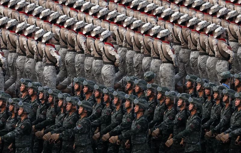 La fragata Qinzhou, segunda unidad de la clase Type 054B incorporada a la flota china, llevó a cabo ejercicios de combate en el Mar del Sur de China, una área en disputa con otros cinco estados.
Fuente: EFE