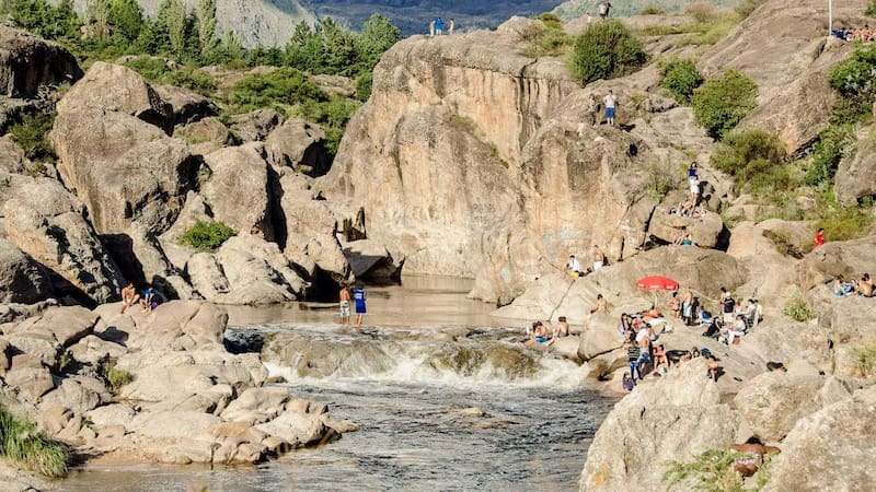 El hermoso pueblo de Córdoba que tiene una de las 7 Maravillas Naturales de Argentina.