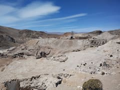 De mina de azufre a pueblo fantasma: tuvo 3000 habitantes y un cable carril de 15 km a 4100 metros pero hoy solo hay 100 construcciones