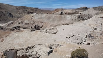 De mina de azufre a pueblo fantasma: tuvo 3000 habitantes y un cable carril de 15 km a 4100 metros pero hoy solo hay 100 construcciones