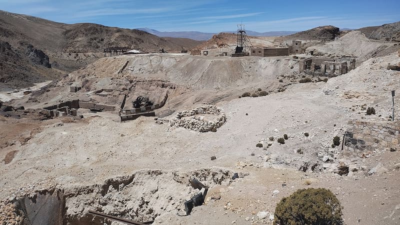 De mina de azufre a pueblo fantasma: tuvo 3000 habitantes y un cable carril de 15 km a 4100 metros pero hoy solo hay 100 construcciones.