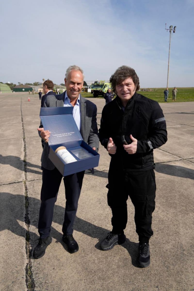 Marcelo Mindlin, presidente de Pampa Energía, junto a Javier Milei en Bahía Blanca