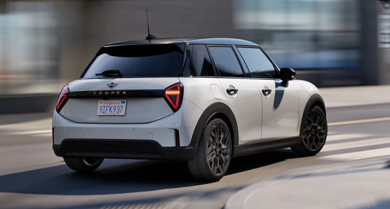 El nuevo MINI Cooper de 5 puertas: cuenta con un diseño renovado y alcanza una velocidad máxima de hasta 242 KM/H.