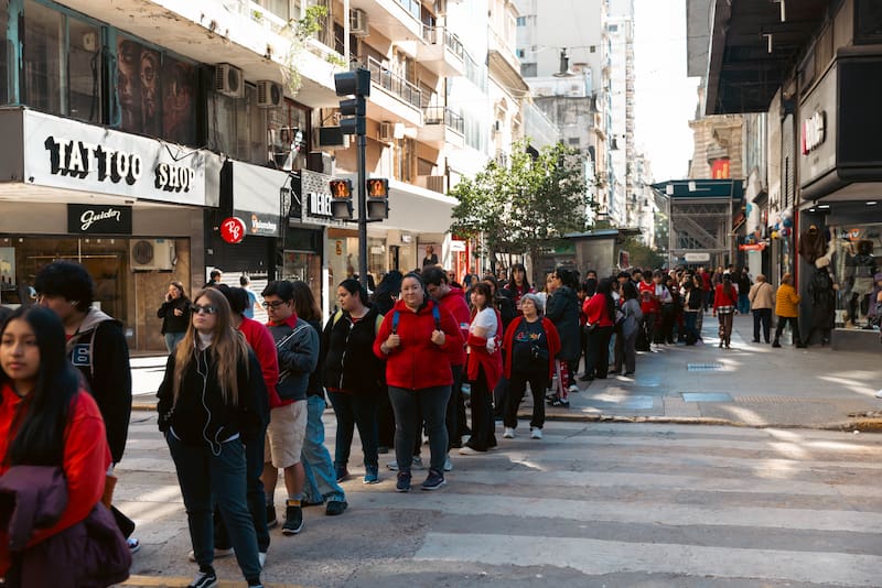 Fila de siete cuadras para entrar al local recién inaugurado