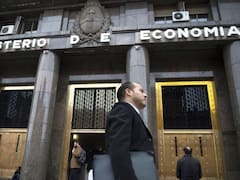 El Tesoro renueva deuda en pesos, mantiene tasas y pasa vencimientos a 2028