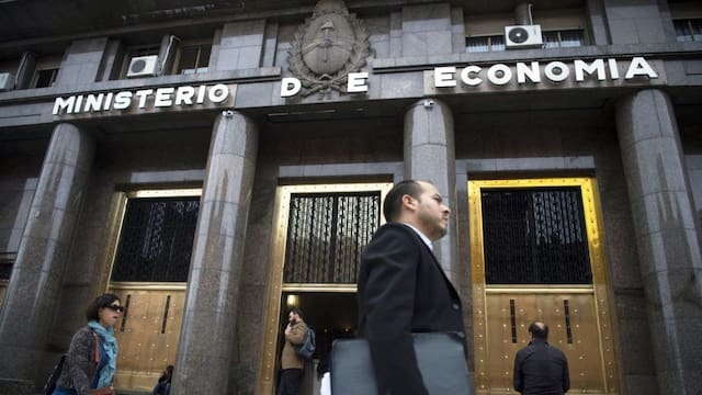 El Tesoro renueva deuda en pesos, mantiene tasas y pasa vencimientos a 2028