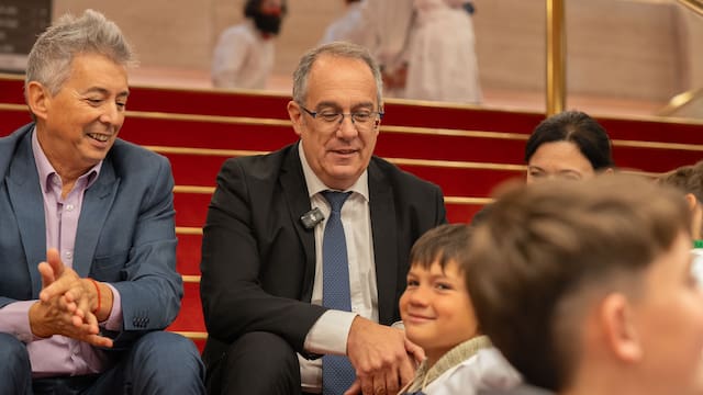 Autoridades abren debate sobre celulares en aulas y apuestan a la regulación antes que a la prohibición