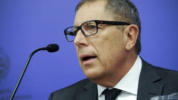 Ministro de Economía participa de una mateada en barrio Peñarol y parte a EE.UU para buscar apoyo internacional