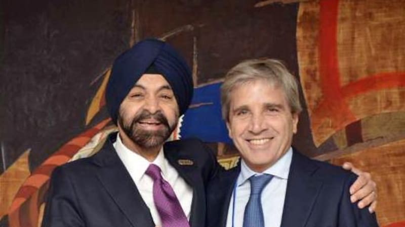 Luis Caputo con el titular del Banco Mundial, Ajay Banga, en Washington DC