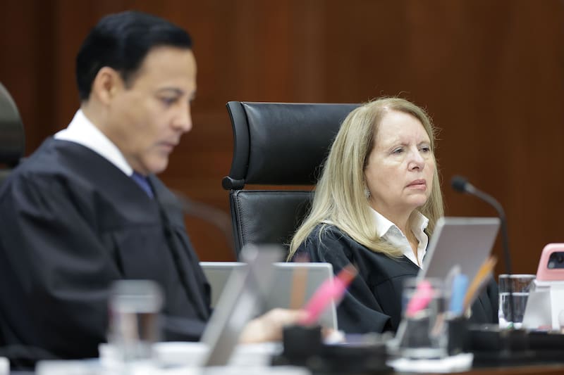 La Ministra Loretta Ortiz Ahlf se ausenta de la SCJN.