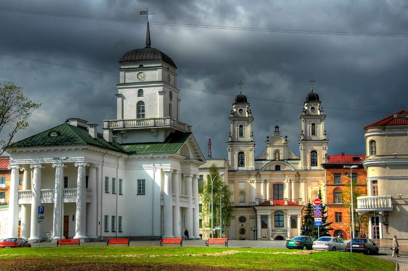 Minsk conserva huellas de distintas etapas históricas en sus calles, plazas y edificios.