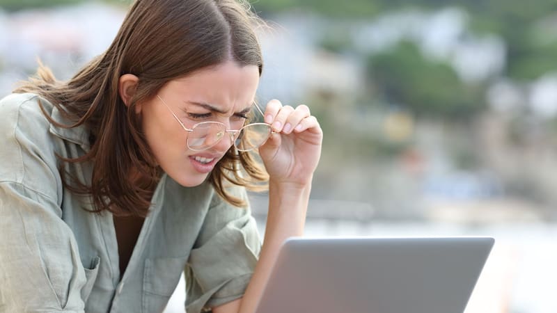 La miopía es un error de refracción en el que los objetos cercanos se ven con claridad, pero los objetos lejanos se ven borrosos