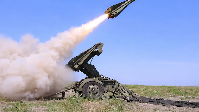 España refuerza la defensa aérea de Ucrania con misiles Hawk, un sistema clave para proteger Kiev frente a ataques con drones y misiles en el actual conflicto.
