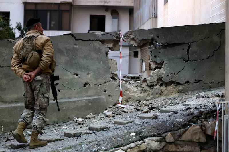 Nuevos efectos de la escalada en la región: restos de un misil iraní interceptado cayeron en Haret Sakher, al norte de Beirut, y dañaron un edificio.