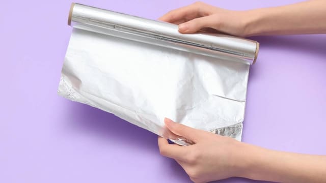 Lo hicimos mal toda la vida | Esta es la forma correcta de usar el papel aluminio: ¿cara mate o brillante?