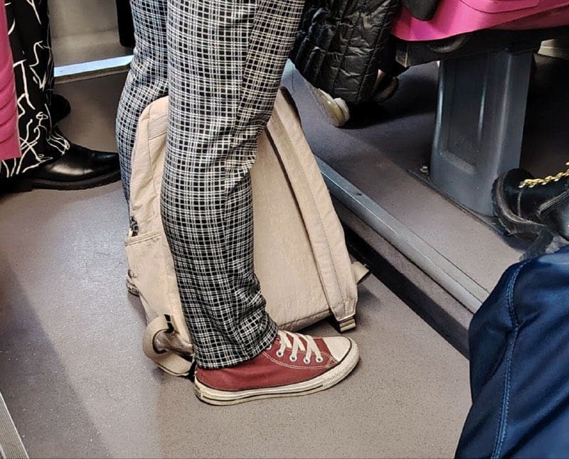 Dónde y cómo llevar la mochila en el Metrobús. Fuente: archivo.
