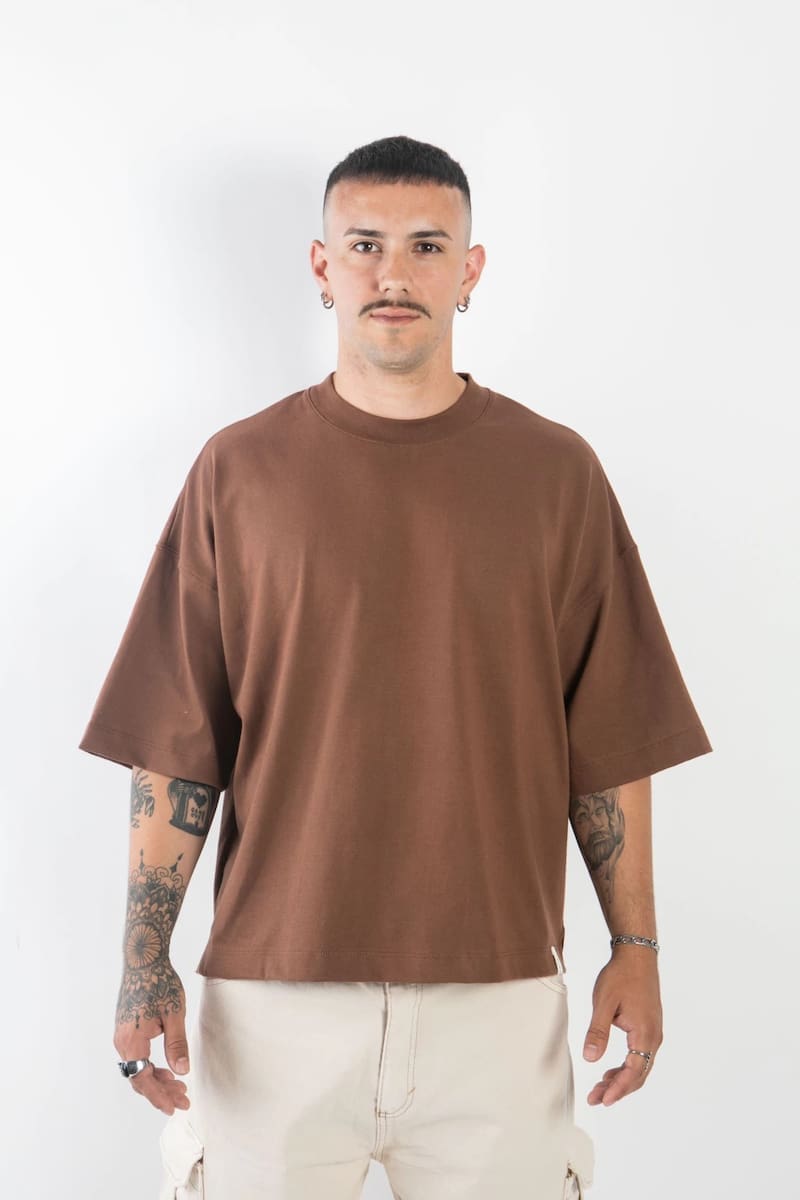 Se despiden las remeras oversize: la nueva tendencia que llega desde Europa para el verano 2026 (foto: archivo).