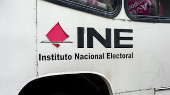 Aguinaldo de 40 días, bonos y seguros: todo lo que ganan los funcionarios del INE y qué les van a quitar