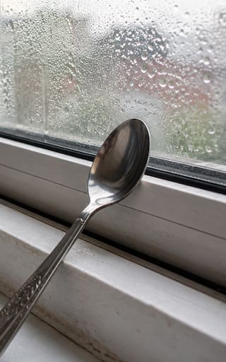 Poner una cuchara en la ventana: para qué sirve y por qué lo recomiendan