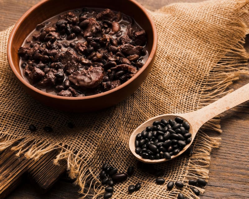 Esta receta utiliza productos de fácil acceso, muchos de ellos en conserva, lo que reduce el tiempo de preparación sin sacrificar sabor.