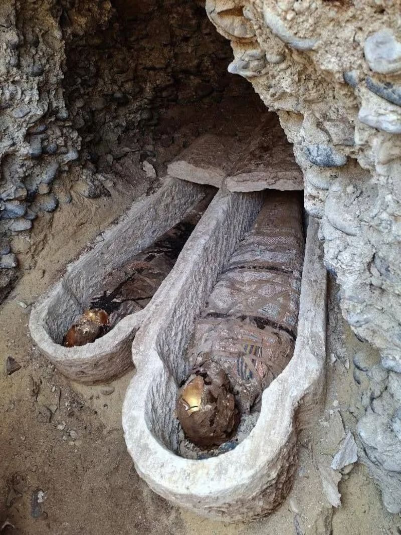Dos momias doradas halladas en el cementerio de Egipto.