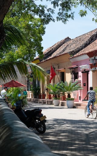 El pueblo de Colombia que parece detenido en el tiempo: calles coloniales, antiguas iglesias y paisajes a orillas del río Magdalena