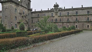El pequeño pueblo de Galicia que esconde un monasterio de casi 900 años y está entre los más bonitos de España